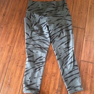 Athleta salutation stash pocket Ii 7/8 tight